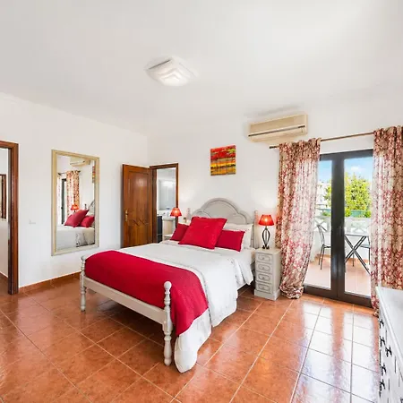 Lucia, Olhos D'agua, Villa