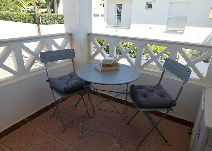 Lucia, Olhos D'agua, Βίλα Αλμπουφέιρα