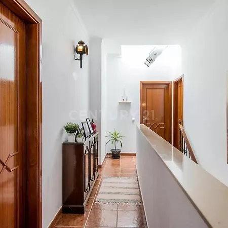 Lucia, Olhos D'agua, Vila