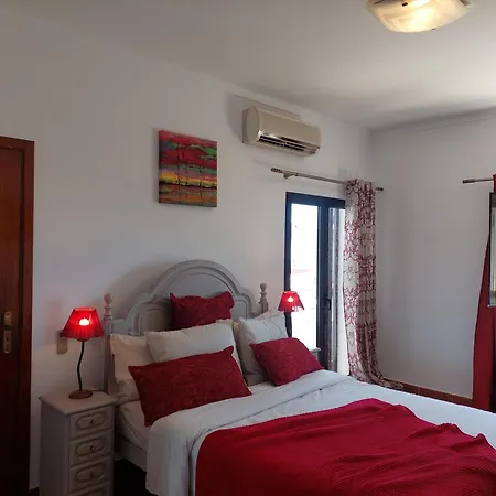 Lucia, Olhos D'agua, Villa *